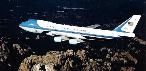 美国总统的空军一号到底有何秘密?此人一路跟踪终于发现规律