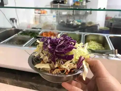 地方很好找就在永辉超市的出口处老板娘很热情手脚也很麻利鸡蛋杂粮菜