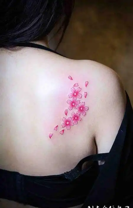 女子后背彩绘樱花纹身图案