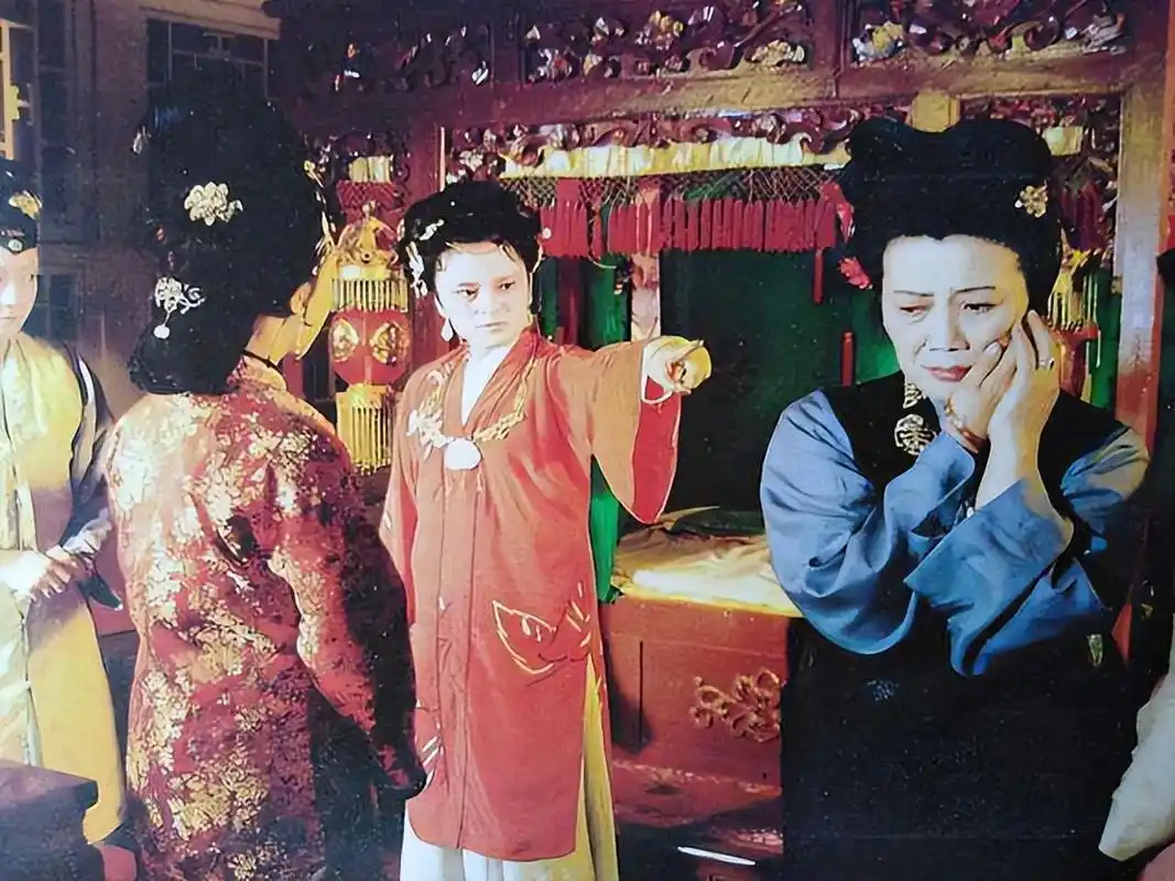 《红楼梦》中,探春因不让抄检大观园而打了王善保家的,邢夫人却打了王