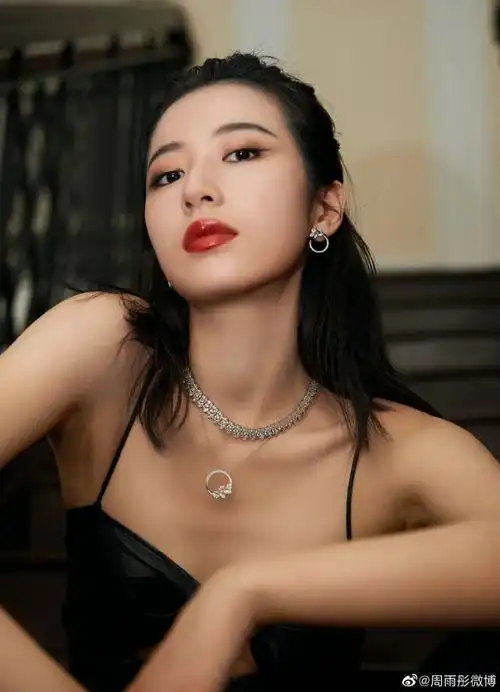 冷艳气质美女穿着大胆展现自我