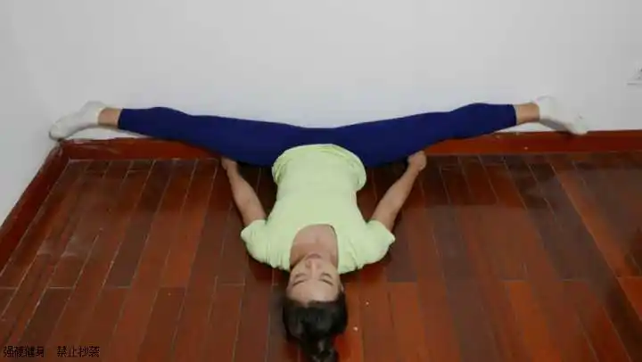 仰卧开胯——动态静态结合训练