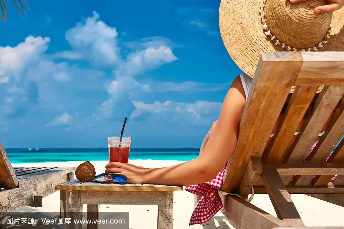 在沙滩上有躺椅的女人