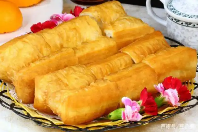 做油条时,别只放酵母和盐了!多加2种食材,油条空心酥脆不油腻