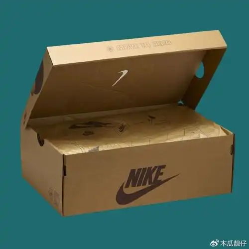 随鞋一起出镜的鞋盒包装同样精致.