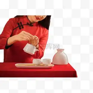 微笑着倒茶的女茶艺师