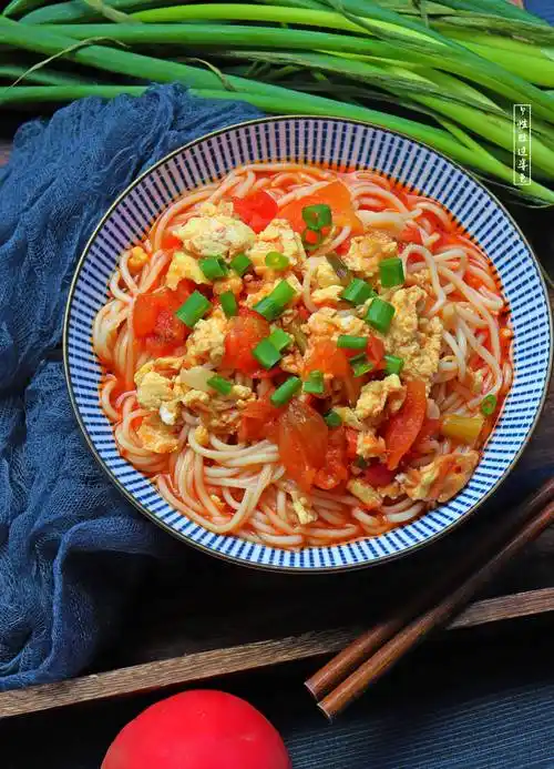 番茄鸡蛋面10,再煮一点绿豆芽当配菜,倒入加热好的汤底,与面条搅拌
