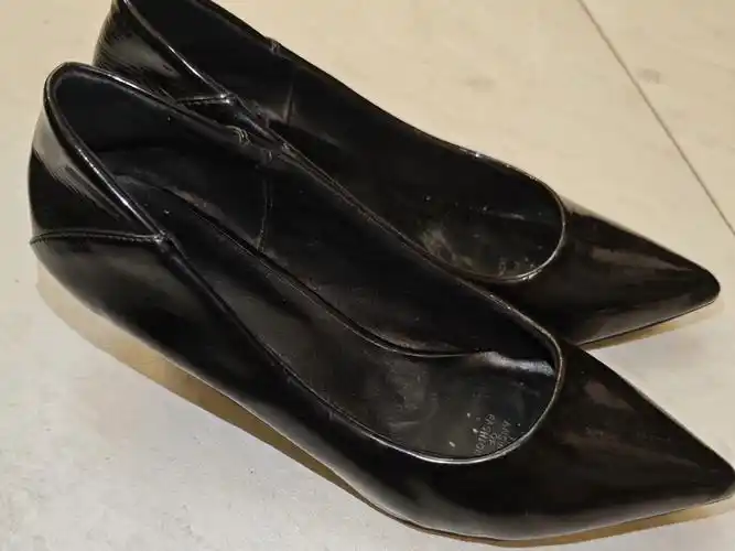 前台闲置黑色高跟鞋