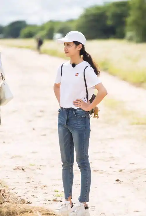 晋升了腰线,视觉显高,带有弹性的牛仔裤,包裹住赖雨濛的细微腿型,苗条