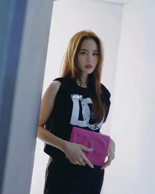 泰国女演员bow身着dolce&gabbana杜嘉班纳黑色t恤搭配logo系列手袋在