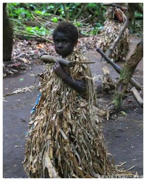 在原始部落旅游,感受原始生活,竟然看到中国字,真亲切啊!