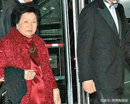 同是富商原配同被出轨,出身卑微的吕燕妮凭什么能赢黎婉华?