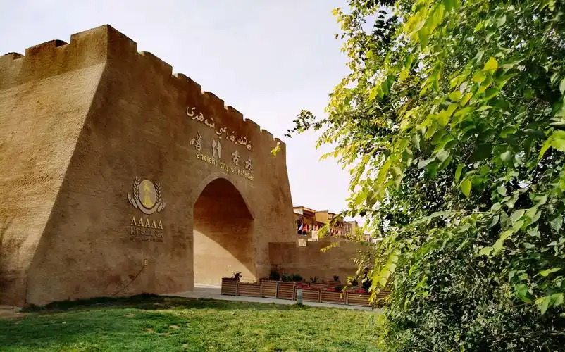 我们游览了喀什古城,艾提尕尔清真寺,香妃墓,喀什大巴扎,喀什夜 ..