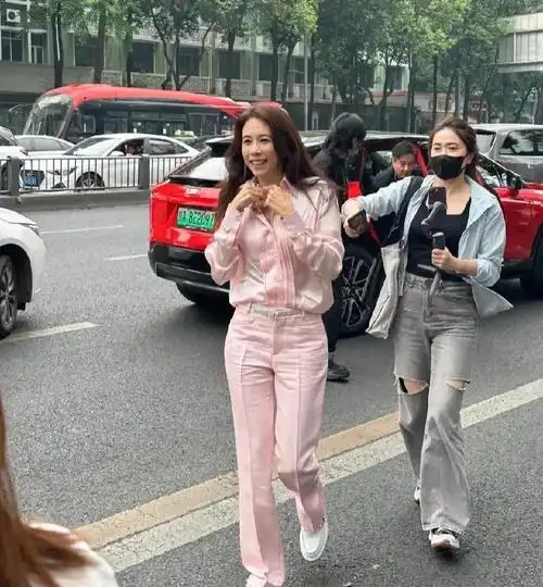 网友街头偶遇莫文蔚,近距离观察53岁莫文蔚,一身粉色装扮超显嫩