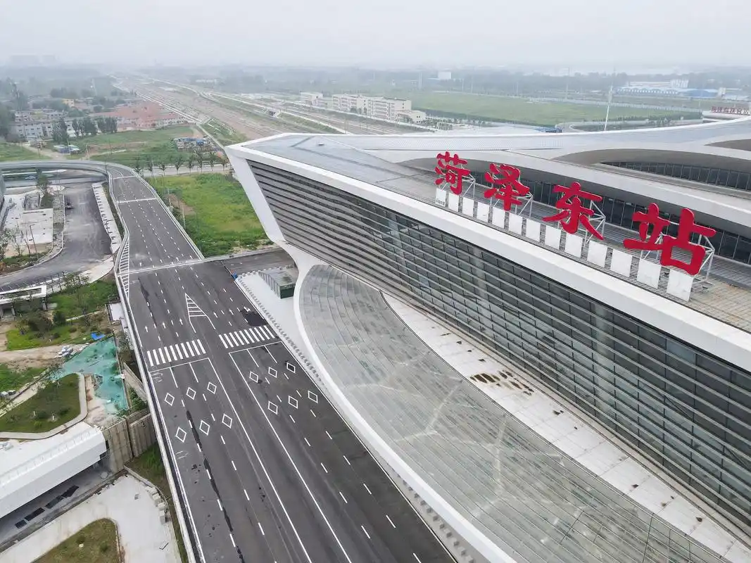 菏泽东站东广场室内装修进行时