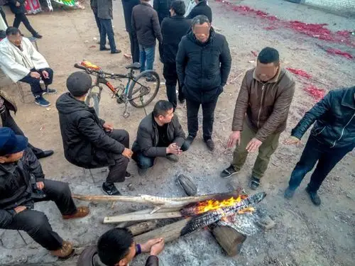 农村过白事儿寒冬腊月三九天人们街头烤火取暖却害怕拍照为什么
