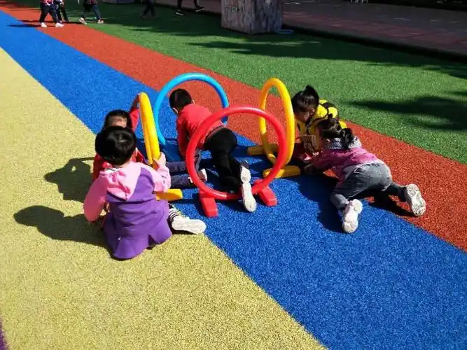 文家中心幼儿园中四班----"户外活动乐趣多,锻炼身体效果好!