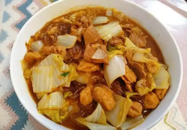 白菜猪肉炖粉条地道东北菜满满的粗纤维比炖肉还香