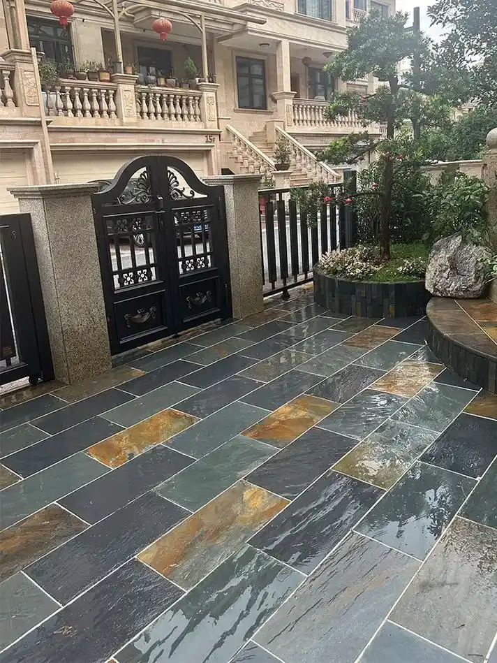 客户反馈的天然锈色青石板庭院小院铺装效.