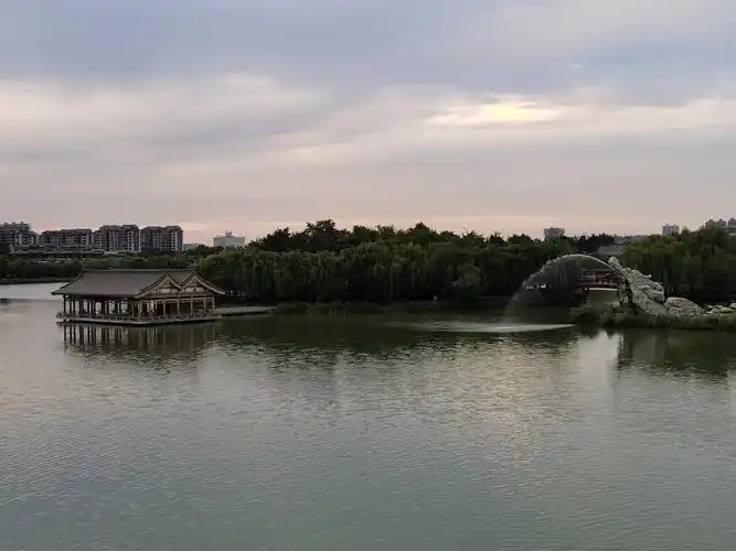 西安南湖公园一撇2021年8月26日傍晚陕西西安市曲江南湖公园一撇