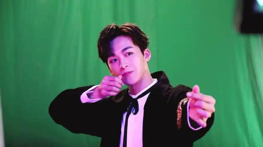 《完美的他》花絮:何洛洛花式摆pose