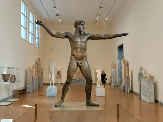 馆,并不是因为这几个蜚声海内外的波塞冬雕像和马背上阿拉伯小骑手