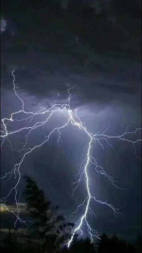 这两天下雨我偶尔能在天空上看见好几道闪电.