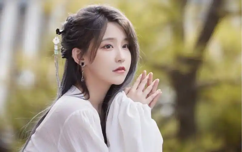 【王晓佳】 草草说不习惯古风 这多合适啊 请多多尝试 我爱看 !