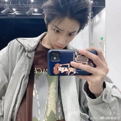 教科书式对镜自拍照#刘耀文的对镜自拍每一张都好酷!