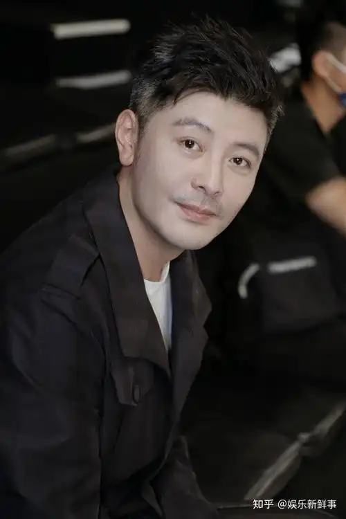 吴其江受邀出席中国国际时装周 雨伞遇上绅士尽显演员品质 - 知乎