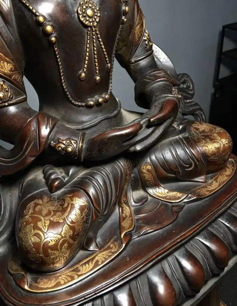 明 "大明永乐年施"款铜胎鎏金三面佛造像 明 "大明永乐年施"款铜胎