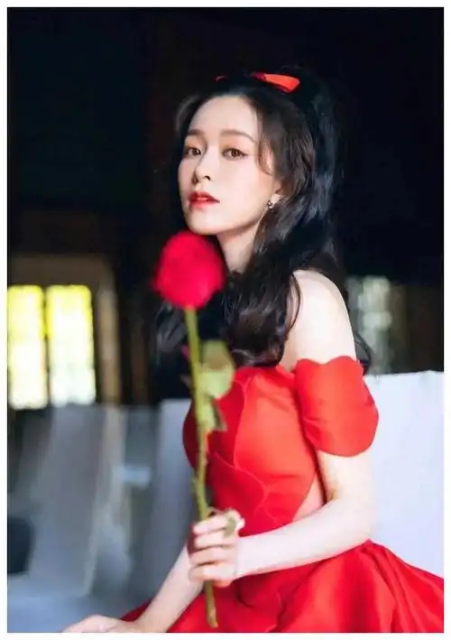 文咏珊散发着迷人的诱惑惹人遐想美不胜收