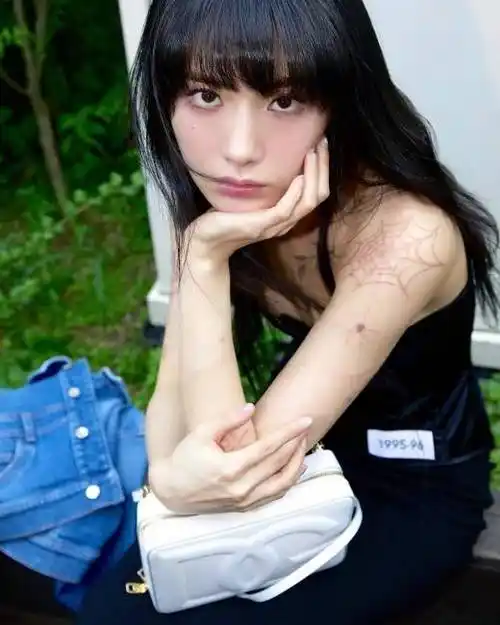 nana晒街头美照齐刘海黑长直发型好欲好a