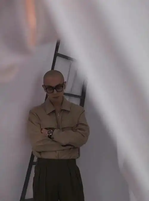 朱亚文首尝光头造型让人惊喜斯文儒雅气质佳帅成行走的荷尔蒙