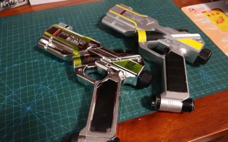 绝版 万代初版迪迦奥特曼胜利海帕枪和奥迪双钻版胜利海帕枪对比展示