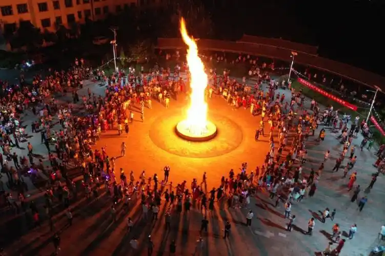 篝火晚会  罗竣凌 伍维玉 摄.jpg