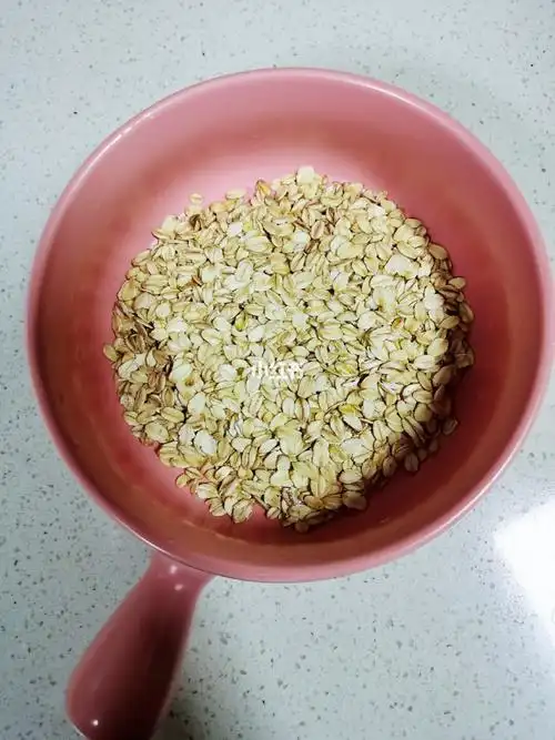 燕麦五十克鸡蛋一个牛奶适量苹果切薄片摆放烤箱上下180度30分钟