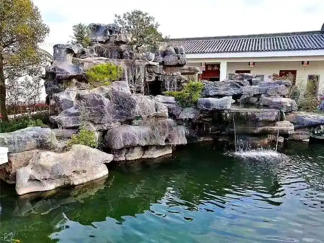 公园龟纹石假山龟纹石假山石草坪点缀