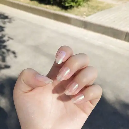 透明款式美甲,增加珍珠饰品