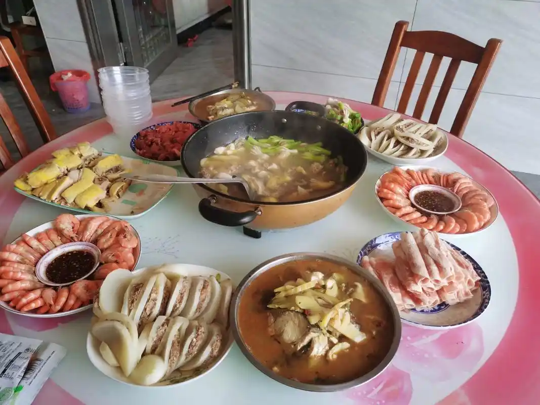 还是图一的晚餐有食欲,丰盛的一桌饭菜.