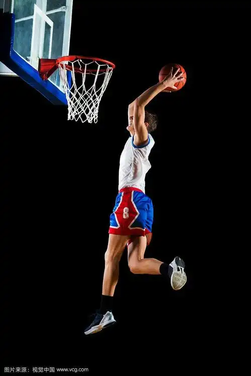 篮球运动员扣篮.