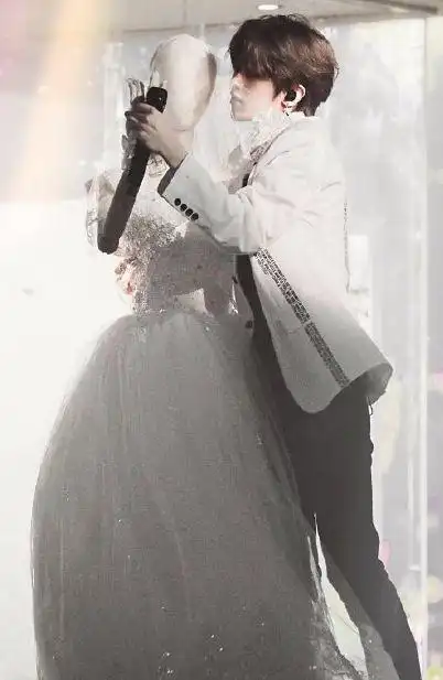 蔡徐坤和"新娘"跳舞,抱着对方表情很陶醉