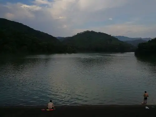 水库游泳的民众