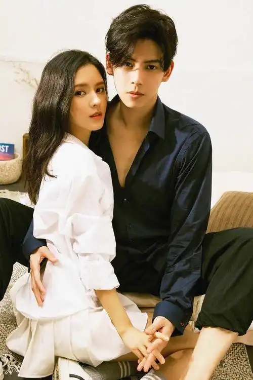 张予曦与男友机场大秀恩爱仿佛拍偶像剧这对高颜值情侣看傻路人