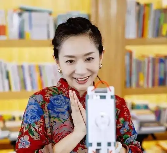 主持人王芳嫁大15岁丈夫怀孕8个月还在工作