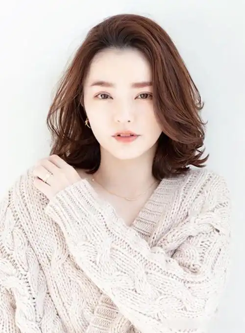 性感优雅中发发型,长度留到锁骨下方位置,刘海留长并自然地融入两侧