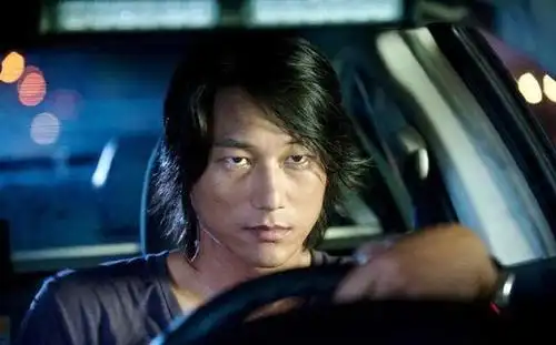 成康速度与激情里的赛车高手韩哥一位让人敬重的韩裔演员