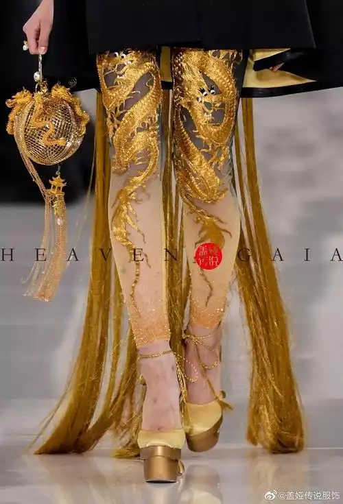 把国粹中国戏曲搬到巴黎时装周最美国风高定让人能过目不忘的华服