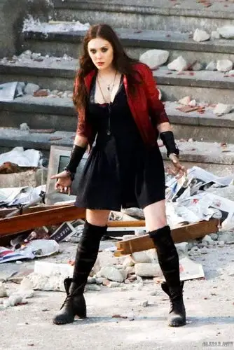 大腿全露vs绝对领域绯红女巫的制服哪种更能诱惑你