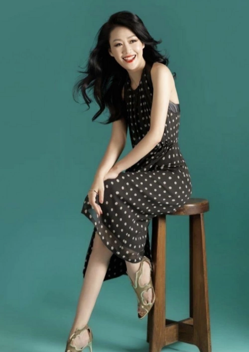 原创梁小冰虽然到了大婶的年纪,穿红裙娇媚又明艳,51岁仍有少女感